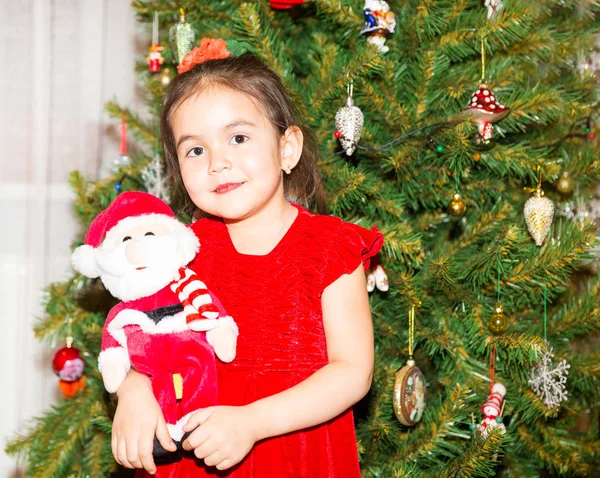 Retrato de fazakh, menina asiática em torno de uma árvore de Natal decorada. Criança em férias ano novo — Fotografia de Stock