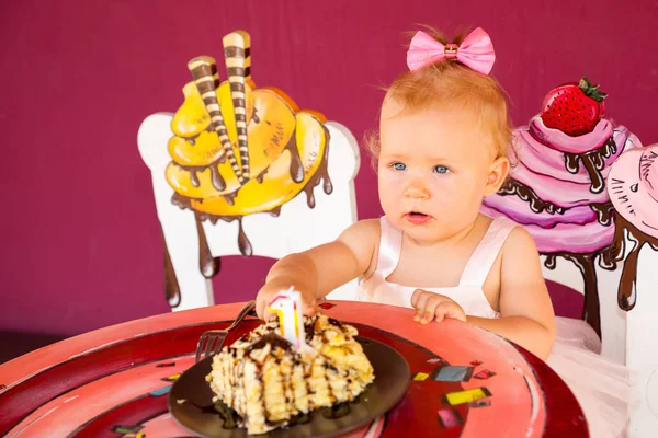 Pequena menina feliz celebrando o primeiro aniversário. A miúda e o primeiro bolo dela na festa. Infância . — Fotografia de Stock