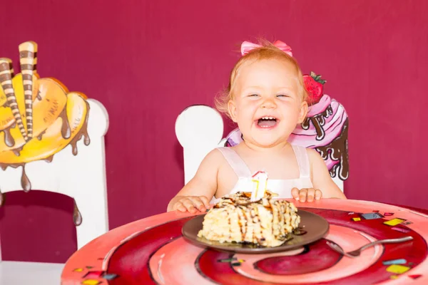 Boldog baba kislány ünnepli első születésnapját. Gyerek és neki első sütemény a párt. Gyermekkori. — Stock Fotó