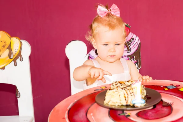 Pequena menina feliz celebrando o primeiro aniversário. A miúda e o primeiro bolo dela na festa. Infância . — Fotografia de Stock