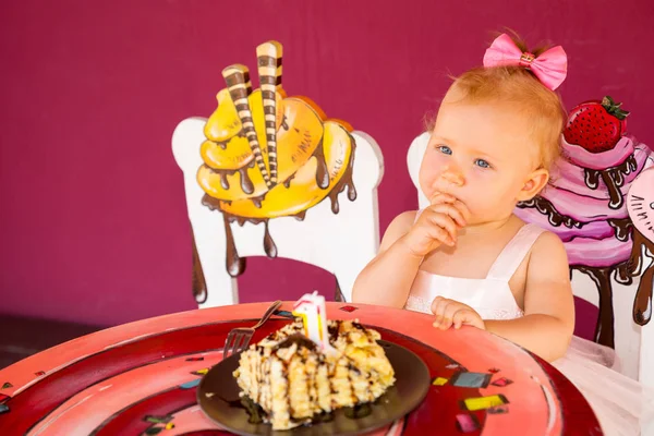 Pequena menina feliz celebrando o primeiro aniversário. A miúda e o primeiro bolo dela na festa. Infância . — Fotografia de Stock