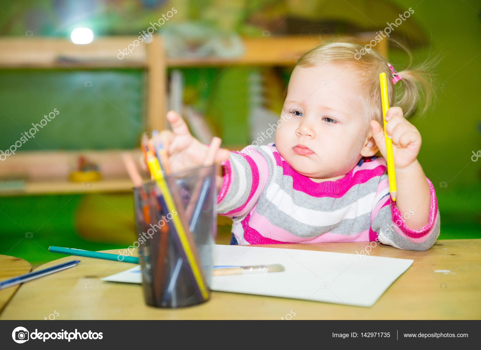 Ragazza adorabile del bambino disegno con matite colorate nella stanza della scuola materna Bambino in asilo in classe scuola materna Montessori — Foto di