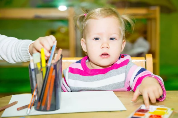 Rozkošné dítě dívka kreslení s barevné tužky v dětskej pokoj. Dítě v mateřské škole v Montessori předškolní třídy. — Stock fotografie