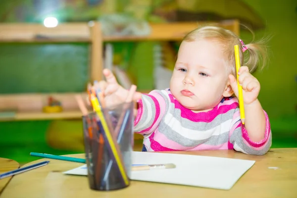 Adorabile bambino ragazza disegno con matite colorate nella stanza dei bambini. Bambino all'asilo nella classe prescolare Montessori . — Foto Stock