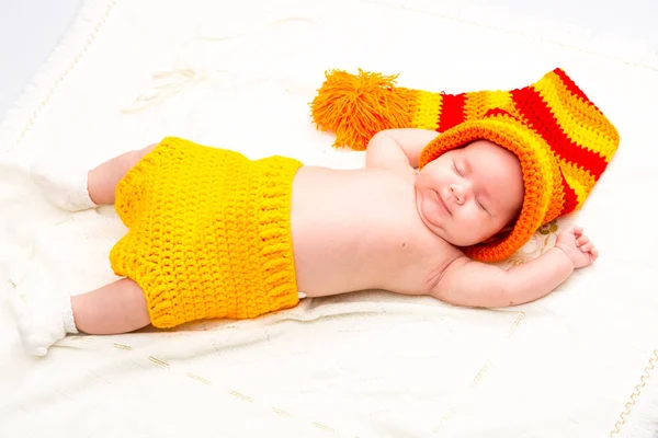 Una linda niña recién nacida durmiendo. Dulce retrato de bebé. Utilice la foto para representar la vida, la crianza o la infancia — Foto de Stock