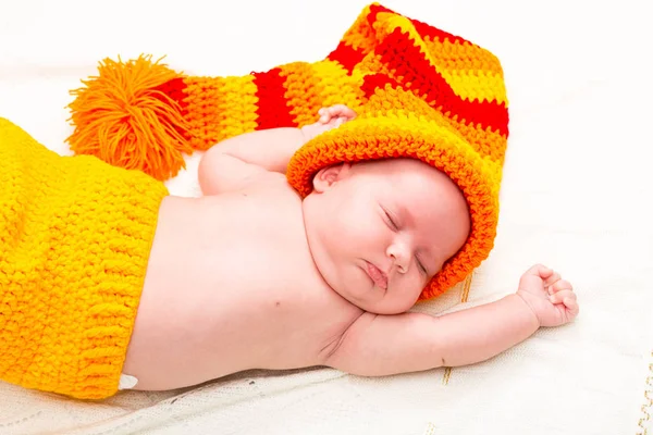 Ein nettes neugeborenes Mädchen schläft. süßes kleines Babyporträt. Verwenden Sie das Foto, um das Leben, die Elternschaft oder die Kindheit darzustellen — Stockfoto