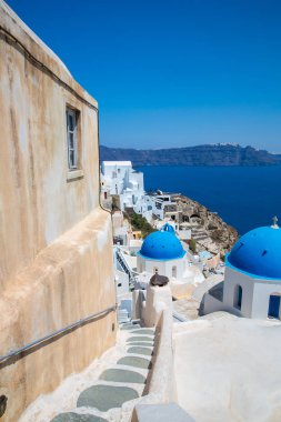 Fira şehri manzarası - Santorini adası, Girit, Yunanistan. Beyaz beton merdivenler, açık mavi gökyüzü ve deniz ile güzel körfeze iniyor.