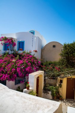 Fira şehri manzarası - Santorini adası, Girit, Yunanistan. Beyaz beton merdivenler, açık mavi gökyüzü ve deniz ile güzel körfeze iniyor.