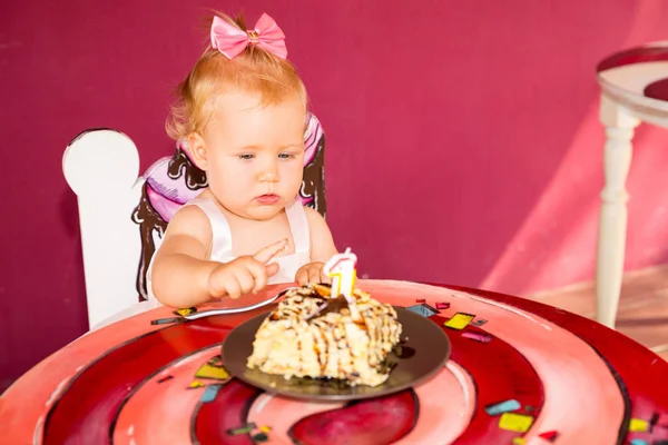 Pequena menina feliz celebrando o primeiro aniversário. A miúda e o primeiro bolo dela na festa. Infância . — Fotografia de Stock