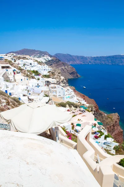Vista de la ciudad de Fira isla de Santorini, Creta, Grecia. Escaleras de hormigón blanco que conducen a la hermosa bahía con cielo azul claro y mar — Foto de Stock