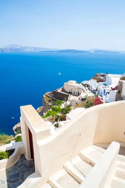 Vista de la ciudad de Fira isla de Santorini, Creta, Grecia. Escaleras de hormigón blanco que conducen a la hermosa bahía con cielo azul claro y mar — Foto de Stock