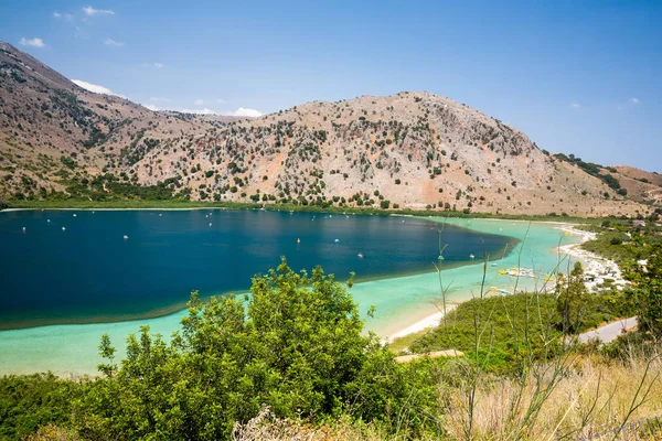 Stranden i byn kavros i Kreta, Grekland. magiska turkosa vatten, laguner. resor bakgrund — Stockfoto