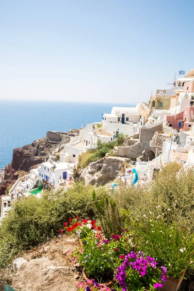 Veduta della città di Fira - isola di Santorini, Creta, Grecia. Scale di cemento bianco che scendono verso la bellissima baia con cielo azzurro chiaro e mare — Foto Stock