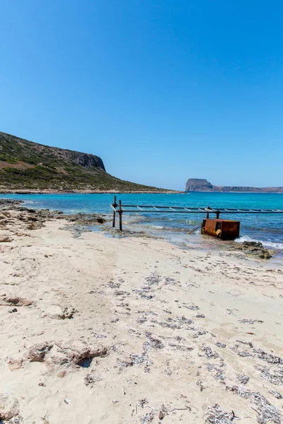 バロス ビーチ。gramvousa 島、クレタ島では greece.magical ターコイズ ブルーの海、ラグーン、真っ白な砂のビーチからの眺め. — ストック写真