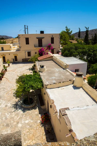 Klooster (klooster) in de vallei van messara op Kreta eiland in Griekenland. Messara - is grootste vlakte in Kreta — Stockfoto