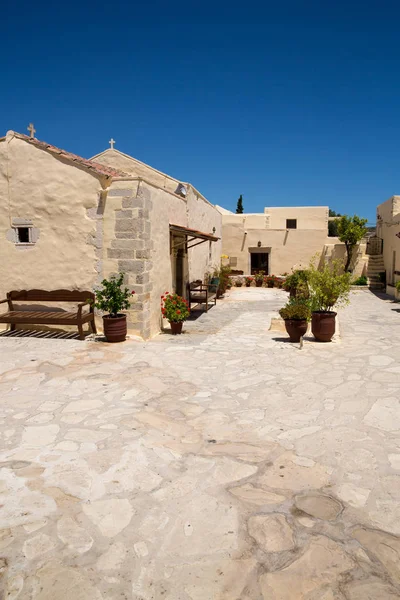 Monastère (couvent) dans la vallée de Messara à l'île de Crète en Grèce. Messara - est la plus grande plaine de Crète — Photo