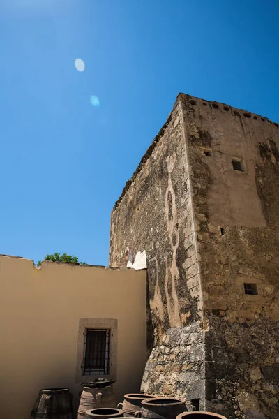 Klooster (klooster) in de vallei van messara op Kreta eiland in Griekenland. Messara - is grootste vlakte in Kreta — Stockfoto