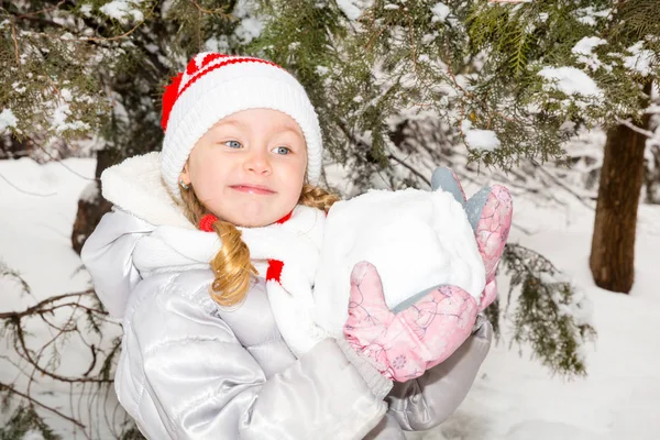 Närbild porträtt av bedårande glad liten flicka flinade lyckligt på kameran en solig vinterdag — Stockfoto