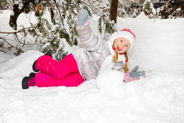 可爱快乐的小女孩高兴地笑着在相机上冬季的阳光明媚的一天的肖像 — 图库照片
