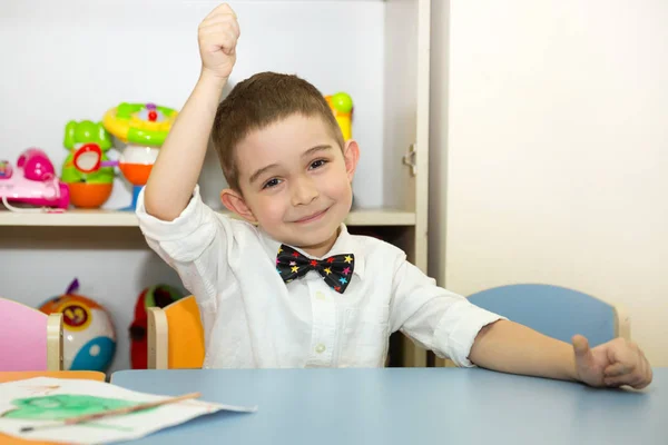 Rozkošné dítě chlapec čerpá štětec a barvy v dětském pokoji pokoji. Dítě v mateřské škole v Montessori předškolní třídy. — Stock fotografie