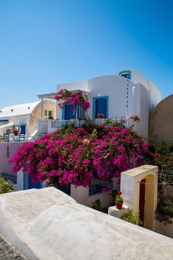 Fira şehri manzarası - Santorini adası, Girit, Yunanistan. Beyaz beton merdivenler, açık mavi gökyüzü ve deniz ile güzel körfeze iniyor.