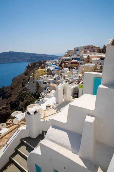 Blick auf Fira Stadt - Insel Santorin, Kreta, Griechenland. Weiße Betontreppen führen hinunter zur wunderschönen Bucht mit klarem blauen Himmel und Meer — Stockfoto