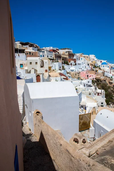 Blick auf Fira Stadt - Insel Santorin, Kreta, Griechenland. Weiße Betontreppen führen hinunter zur wunderschönen Bucht mit klarem blauen Himmel und Meer — Stockfoto