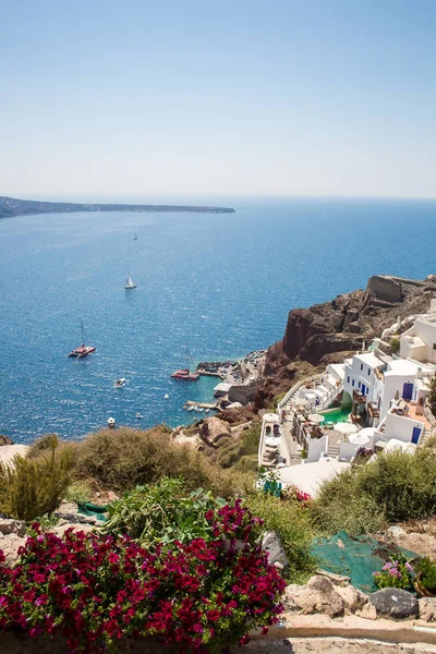 Pohled na město Fira - ostrov Santorini, Kréta, Řecko. Bílé betonové schodiště vedoucí dolů do krásné zátoky s jasnou modrou oblohou a mořem — Stock fotografie