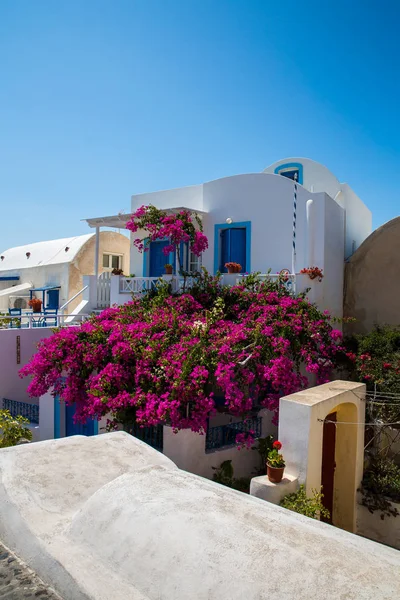 Вид на місто Фіра - острів Санторіні, Крит, Греція. Білі бетонні сходи ведуть до прекрасної бухти з ясним блакитним небом і морем. — стокове фото