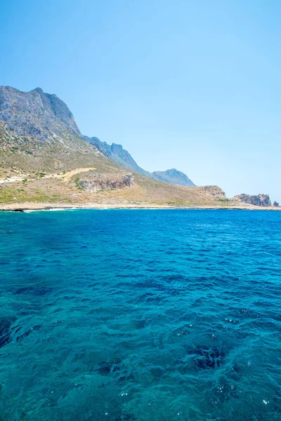 Plage de Balos. Vue de l'île de Gramvousa, Crète en Grèce.Eaux turquoise magiques, lagunes, plages de sable blanc pur . — Photo