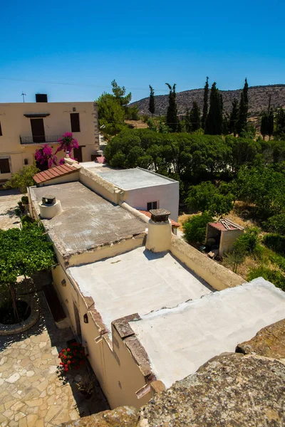 Monasterio (fraile) en el valle de Messara en la isla de Creta en Grecia. Messara es la llanura más grande de Creta —  Fotos de Stock