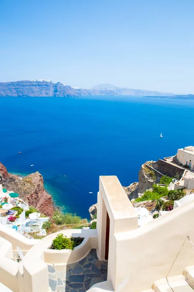 Uitzicht op Fira stad - Santorini eiland, Kreta, Griekenland. Witte betonnen trappen naar beneden naar prachtige baai met heldere blauwe lucht en zee — Stockfoto