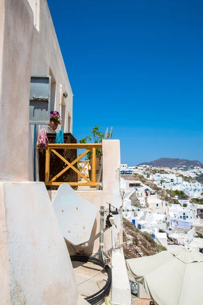 Blick auf Fira Stadt - Insel Santorin, Kreta, Griechenland. Weiße Betontreppen führen hinunter zur wunderschönen Bucht mit klarem blauen Himmel und Meer — Stockfoto