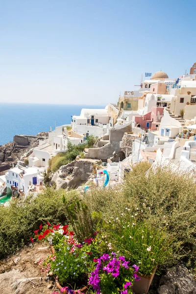View of Fira town - Santorini island,Crete,Greece. White concrete staircases leading down to beautiful bay with clear blue sky and sea — Stock Photo, Image