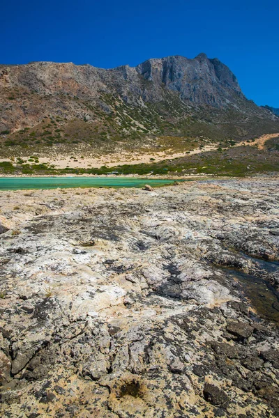 バロス ビーチ。gramvousa 島、クレタ島では greece.magical ターコイズ ブルーの海、ラグーン、真っ白な砂のビーチからの眺め. — ストック写真