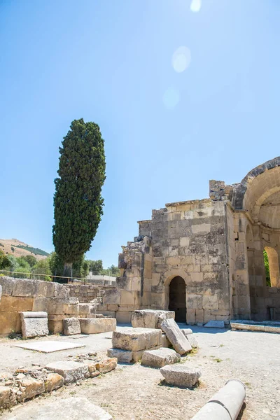 Monastère (couvent) dans la vallée de Messara à l'île de Crète en Grèce. Messara - est la plus grande plaine de Crète — Photo