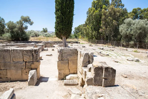 Klooster (klooster) in de vallei van messara op Kreta eiland in Griekenland. Messara - is grootste vlakte in Kreta — Stockfoto