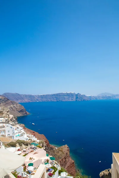 Uitzicht op Fira stad - Santorini eiland, Kreta, Griekenland. Witte betonnen trappen naar beneden naar prachtige baai met heldere blauwe lucht en zee — Stockfoto