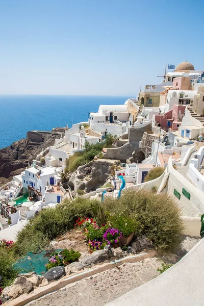 Veduta della città di Fira - isola di Santorini, Creta, Grecia. Scale di cemento bianco che scendono verso la bellissima baia con cielo azzurro chiaro e mare — Foto Stock