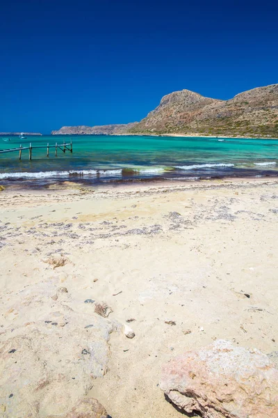Playa Balos. Vista desde la isla Gramvousa, Creta en Grecia.Aguas turquesas mágicas, lagunas, playas de arena blanca pura . — Foto de Stock