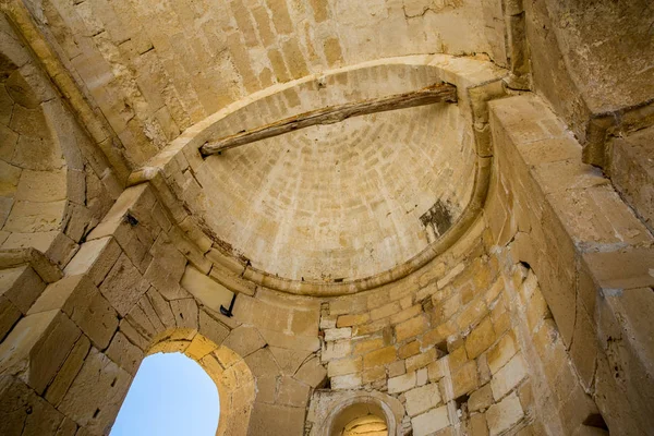 Monastère (couvent) dans la vallée de Messara à l'île de Crète en Grèce. Messara - est la plus grande plaine de Crète — Photo