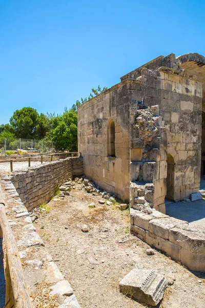 Monasterio (fraile) en el valle de Messara en la isla de Creta en Grecia. Messara es la llanura más grande de Creta —  Fotos de Stock