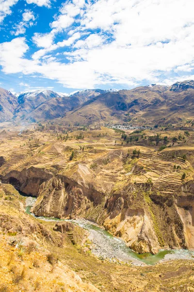 Cañón del Colca, Perú, América del Sur. Incas para construir terrazas agrícolas con estanque y acantilado. Uno de los cañones más profundos del mundo — Foto de Stock