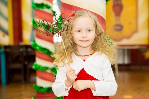 Glückliches hübsches Mädchen Kind feiern ihre Geburtstagsparty. positive menschliche Emotionen Gefühle Freude. — Stockfoto