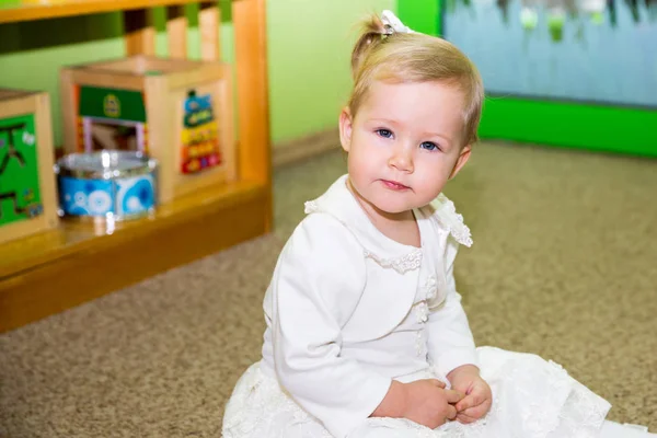 Little child girl playing in kindergarten in Montessori preschool Class. Adorable kid in nursery room. — Stock Photo, Image