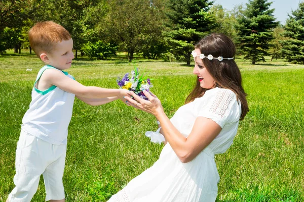 Lycklig familj. Ung mor och barn pojke solig dag. Stående mamma och son på naturen. Positiva känslor, känslor, glädje. — Stockfoto