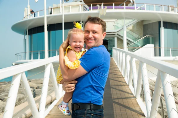 Lycklig familj. Far redovisade barn flicka utomhus njuta naturen. Porträtt pappa och dotter. Positiva känslor, känslor, glädje. — Stockfoto