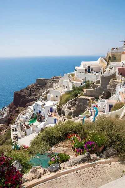 Veduta della città di Fira - isola di Santorini, Creta, Grecia. Scale di cemento bianco che scendono verso la bellissima baia con cielo azzurro chiaro e mare — Foto Stock