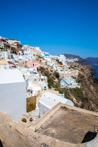 Fira şehri manzarası - Santorini adası, Girit, Yunanistan. Beyaz beton merdivenler, açık mavi gökyüzü ve deniz ile güzel körfeze iniyor. — Stok fotoğraf