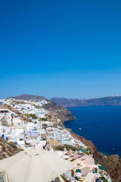 Veduta della città di Fira - isola di Santorini, Creta, Grecia. Scale di cemento bianco che scendono verso la bellissima baia con cielo azzurro chiaro e mare — Foto Stock